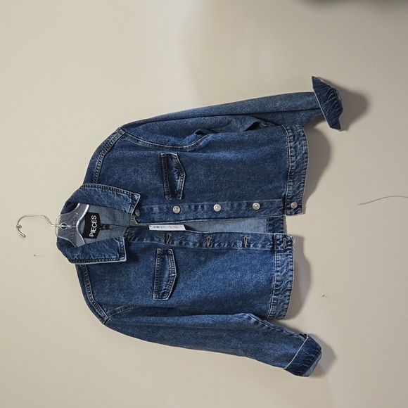 New Pieces Denim cropped Jacket-Size Large - Picture 3 of 4